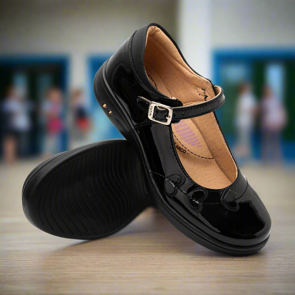 Zapato escolar de charol color negro para niña Yuyin 25472
